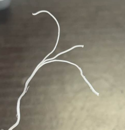 拔出的耗材末端呈三股分叉状